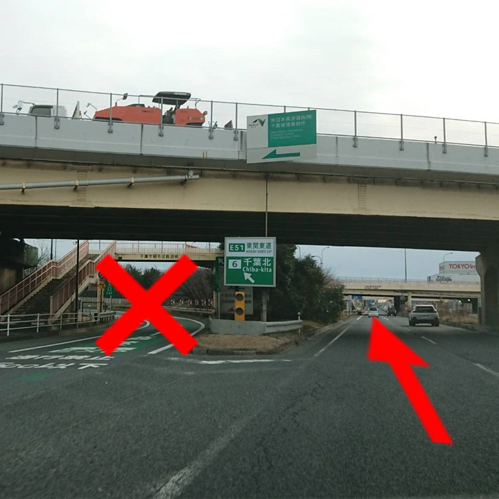 左側に「千葉北インター入口」が見えてきます。 高速には入らず、国道16号を直進します。