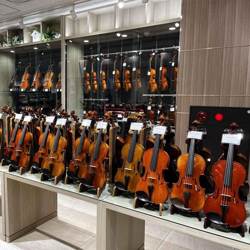 音色の違いを弾き比べるバイオリン弦の体験会