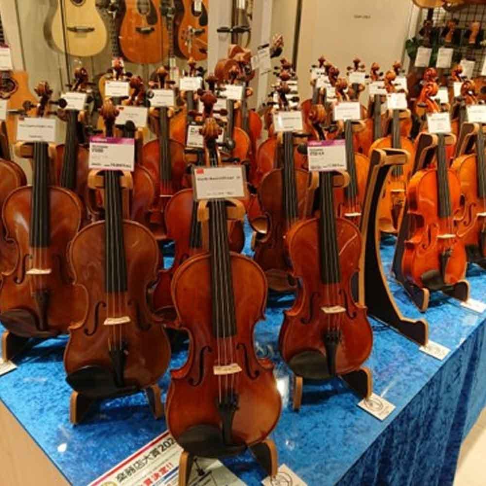 音色の違いを弾き比べるバイオリン弦の体験会