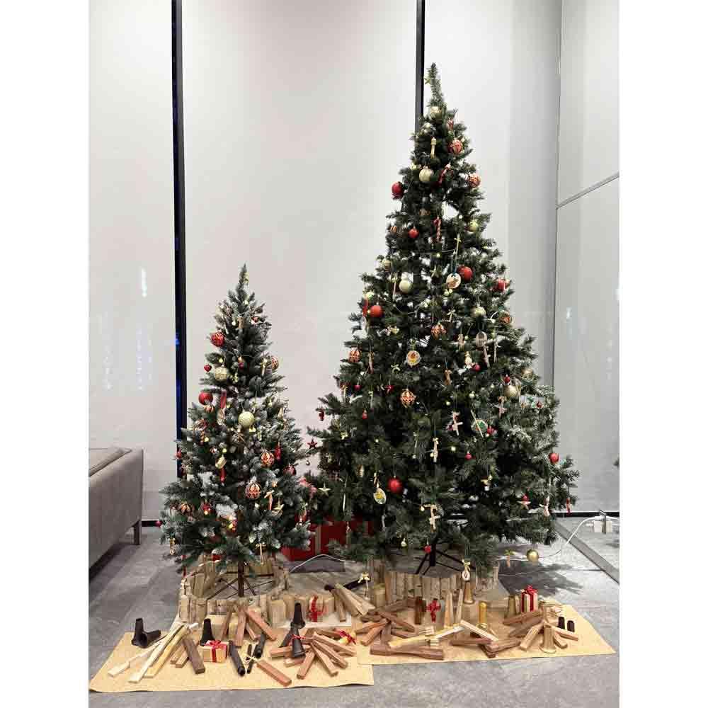 楽器端材のオーナメントを飾ったクリスマスツリー展示