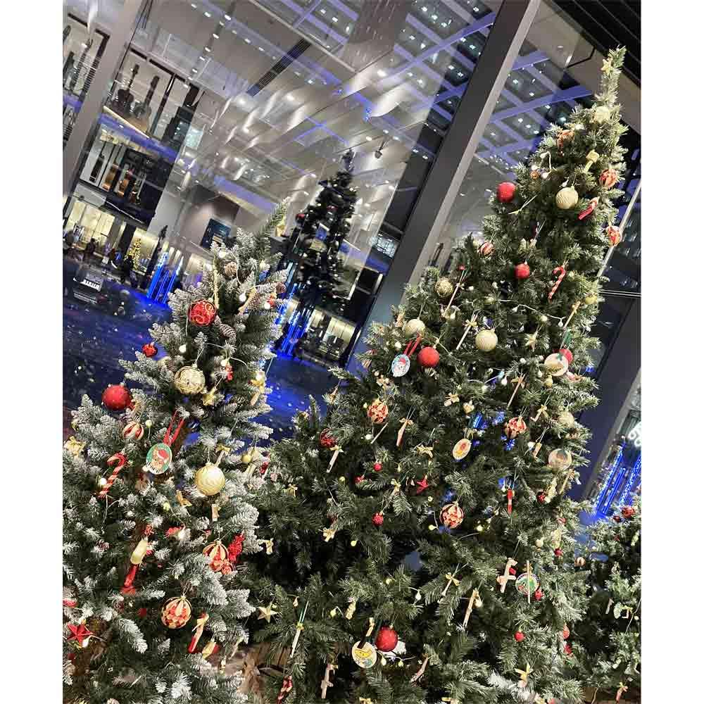 楽器端材のオーナメントを飾ったクリスマスツリー展示