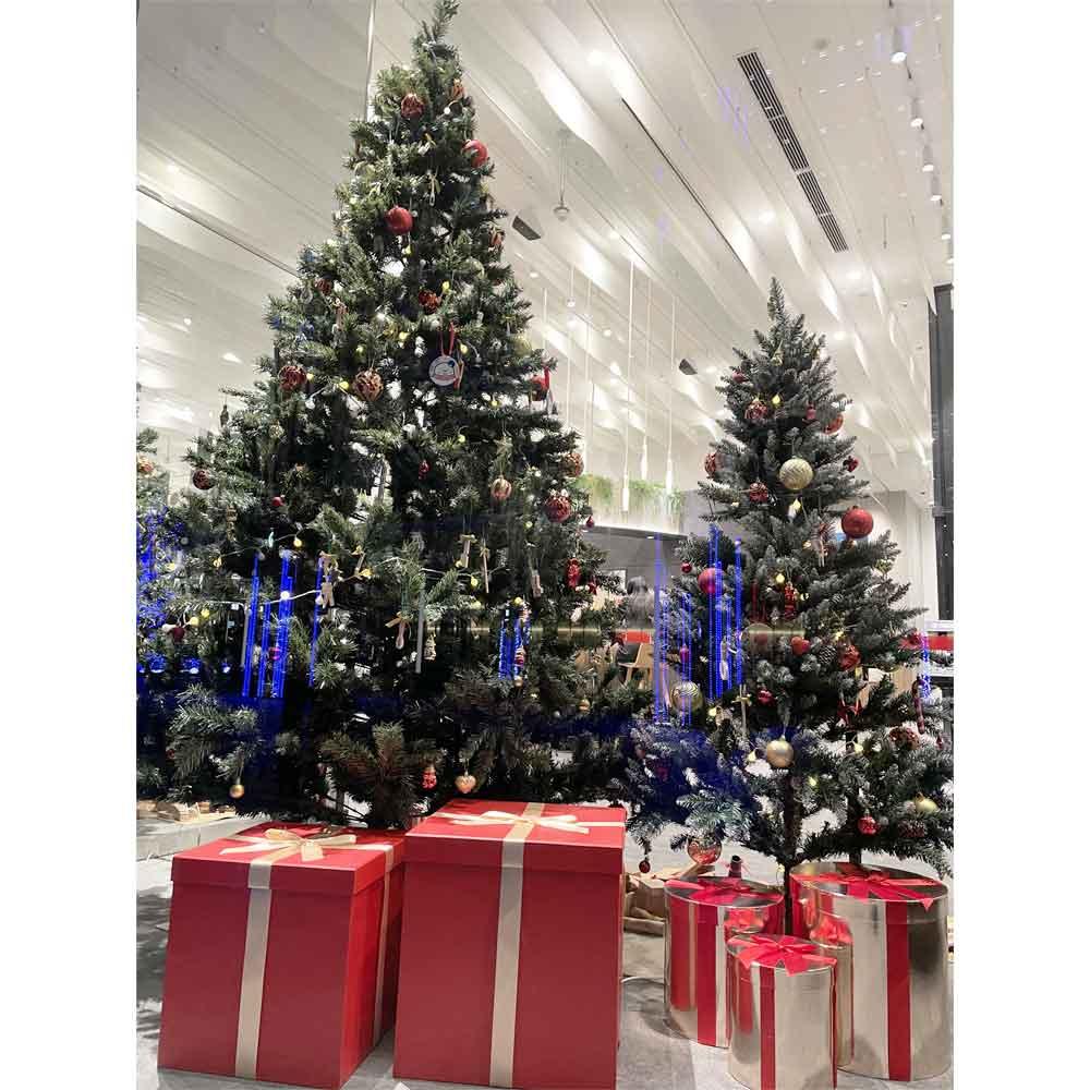 楽器端材のオーナメントを飾ったクリスマスツリー展示