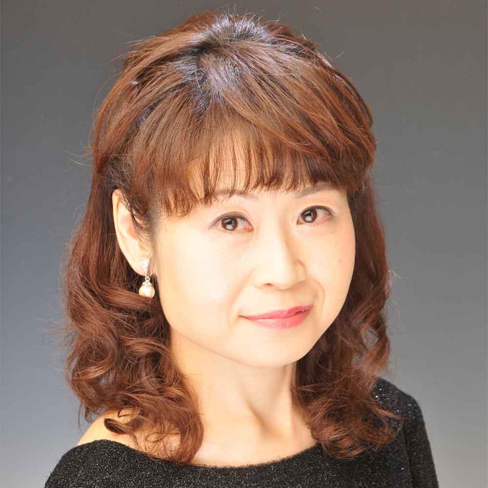 産賀 俊子（ヤマハピアノデモンストレーター）