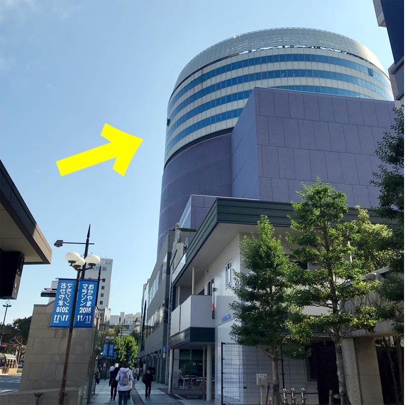 直進すると、円柱型の岡山シンフォニービルが右手側に見えてきます。