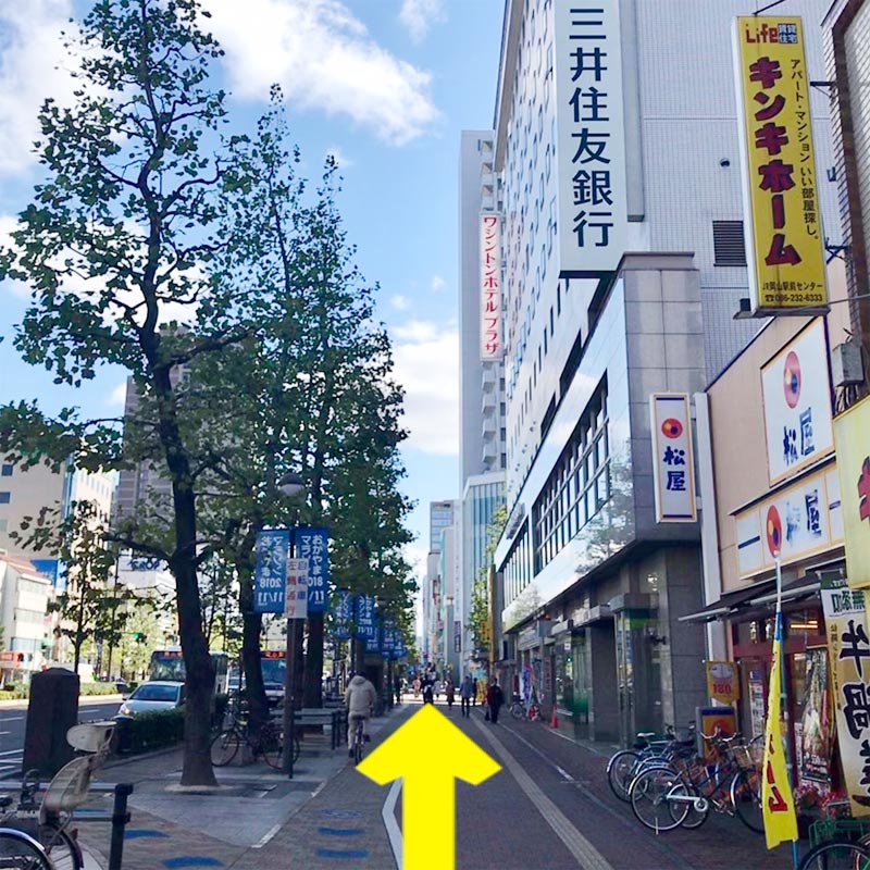 徒歩の方は、桃太郎大通りに沿って直進。（1.2km)