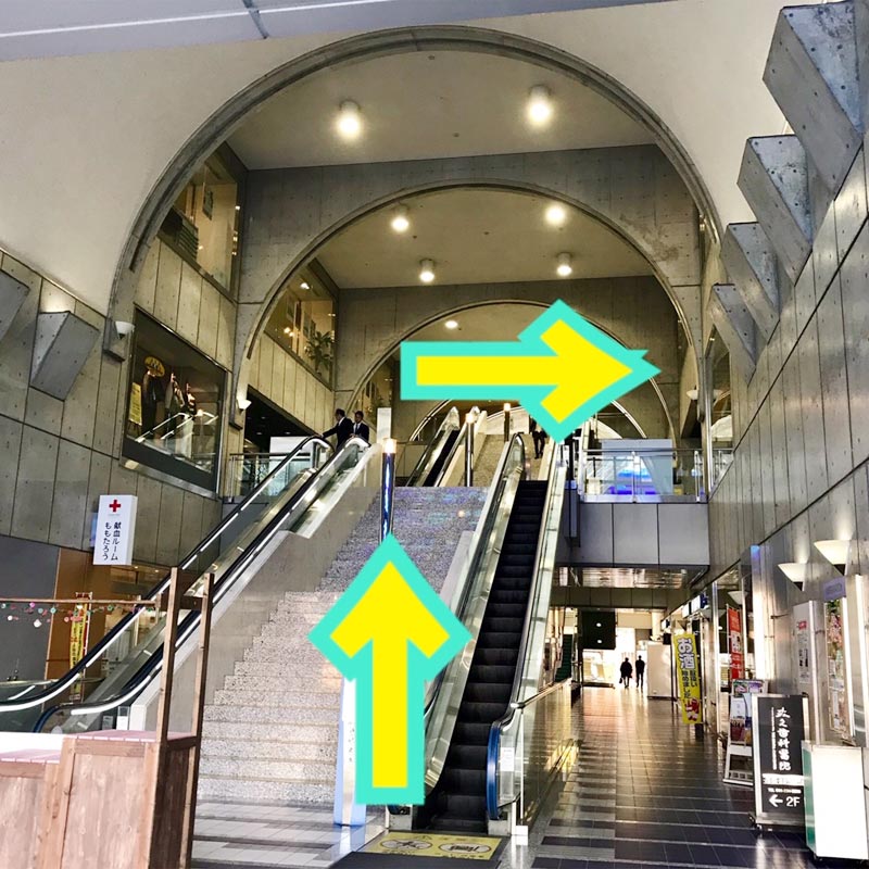 エスカレーター・階段を昇ると、右手側にヤマハミュージック 岡山店があります。