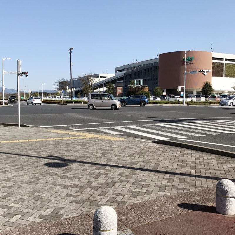 正面に筑波山が見えますので、筑波山に向かって「研究学園駅入口」交差点まで歩きます。
