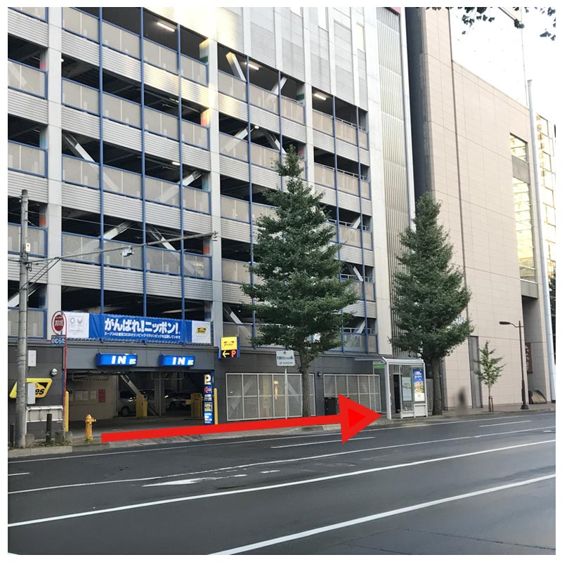 「Times」立体駐車場沿いを右手（西方向）へ進むと隣が「六花亭札幌本店」です。