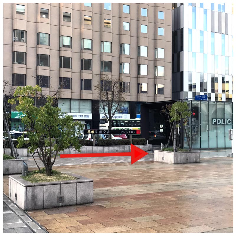 「札幌駅」西改札口をでて左手へ進み、南口を出ると、正面に「駅前交番」がありますので交番を右手(西方向)に進みます。