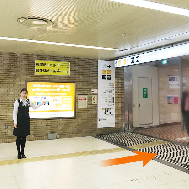 博多駅地下街の方へ 「西12」出口へ向けて、右折します