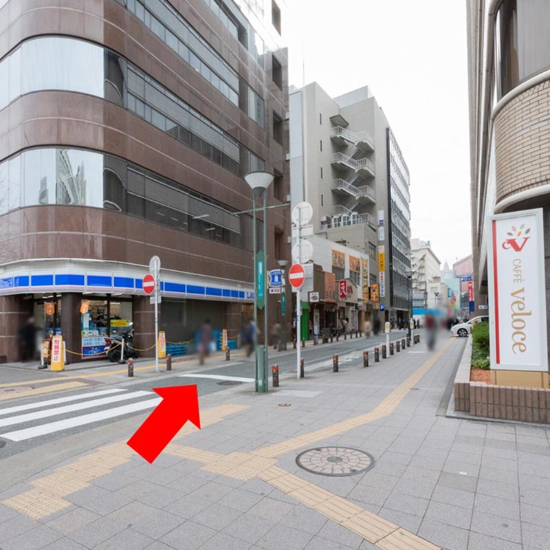 天神北側(昭和通り)からの場合は、「ベローチェ」と「ローソン」の間の道を進むと左側にビル入口があります。