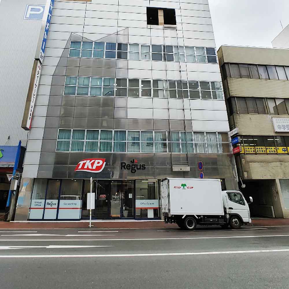 しばらく進むと、旧ヤマハミュージック 松山店店舗が右手に見えます。