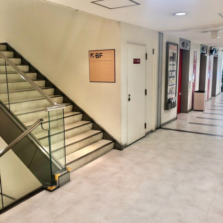 ご入館後左手にエレベーター・階段がございます。こちらより4階までお越しください。
