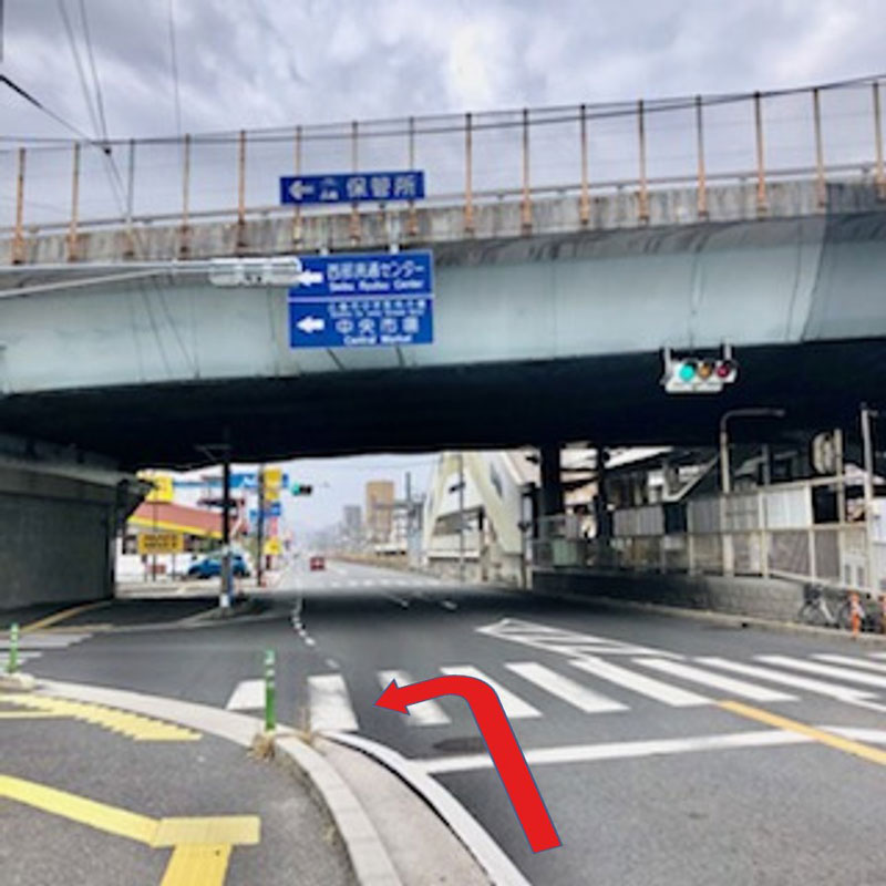 こちらはお車でのご案内です。宮島街道「商工センター入口」の信号を左折します。(左手にはアルパーク北棟がございます)