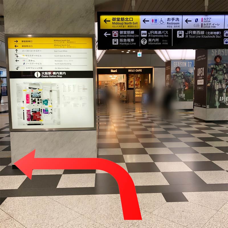 御堂筋北口を出て、左側に約50m進みます。JR大阪駅構内を出ると、左側に地下へ降りるエスカレーターが見えてきます。
