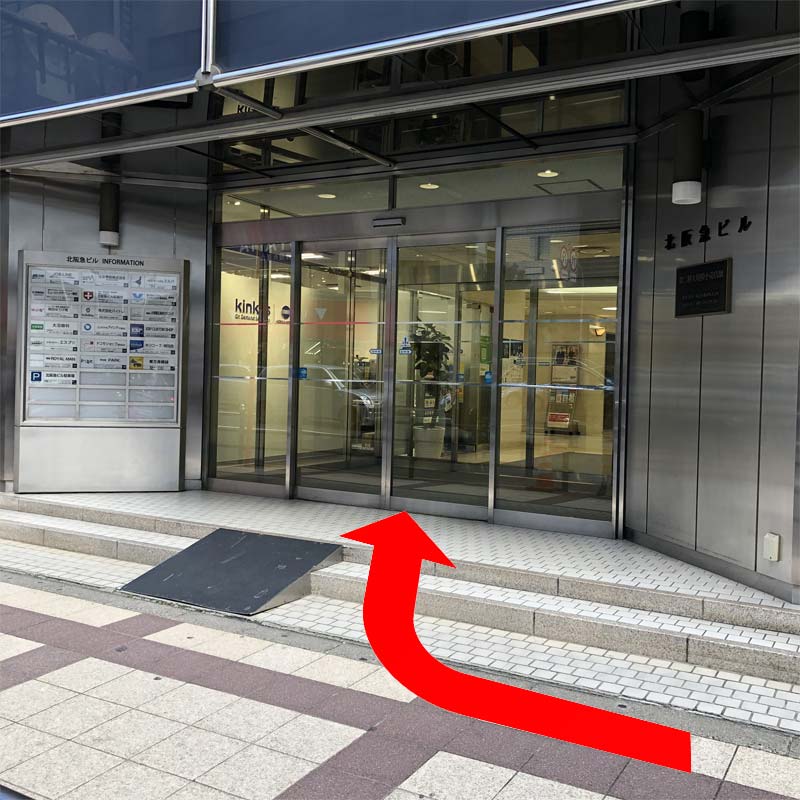 北阪急ビルに入り、エレベーターで5Fへ上がります。