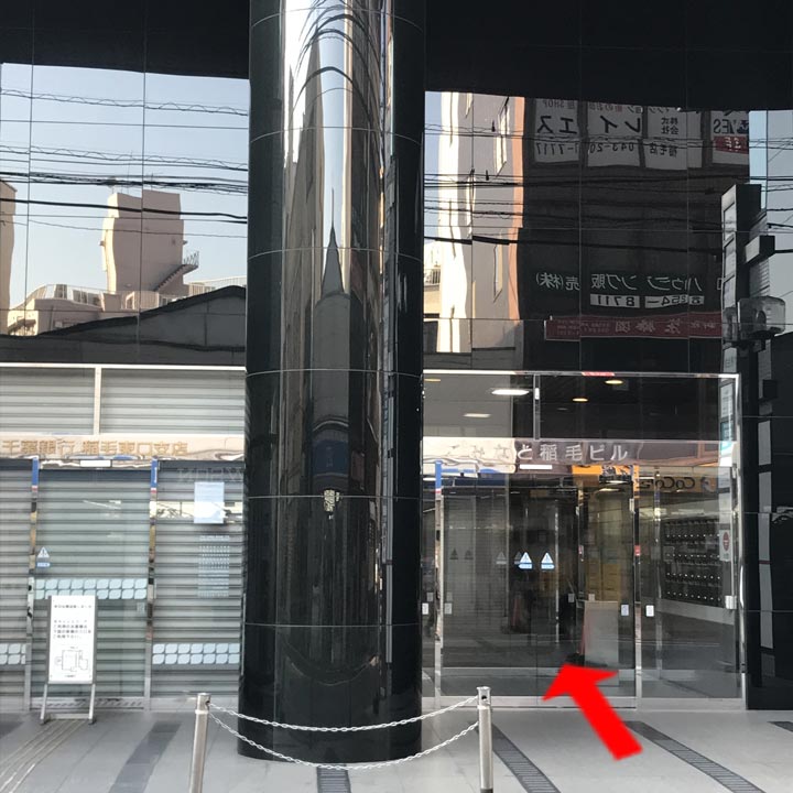 「千葉銀行」入口の右側にある自動ドアからお入りください。