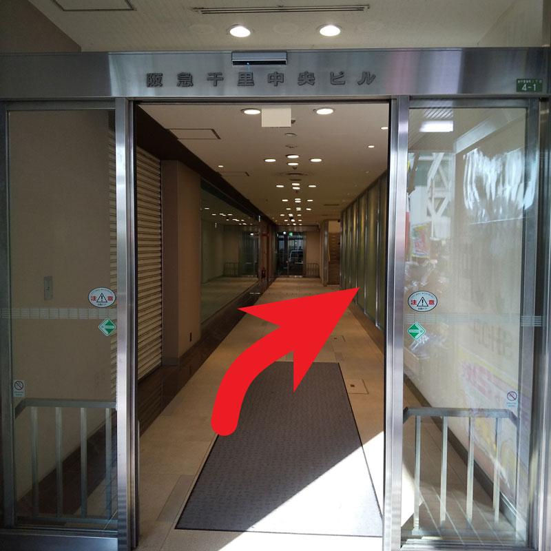 「三菱UFJ銀行」と「ダイコクドラッグ」の間にあるビルの入口を入り、1つ目の角を右へ曲がるとエレベーターホールがあります。