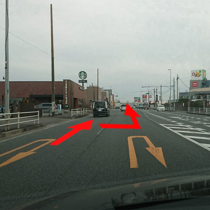 左側に「スターバックス」が見てきたら右折車線に進んでください。次の信号で右折します。