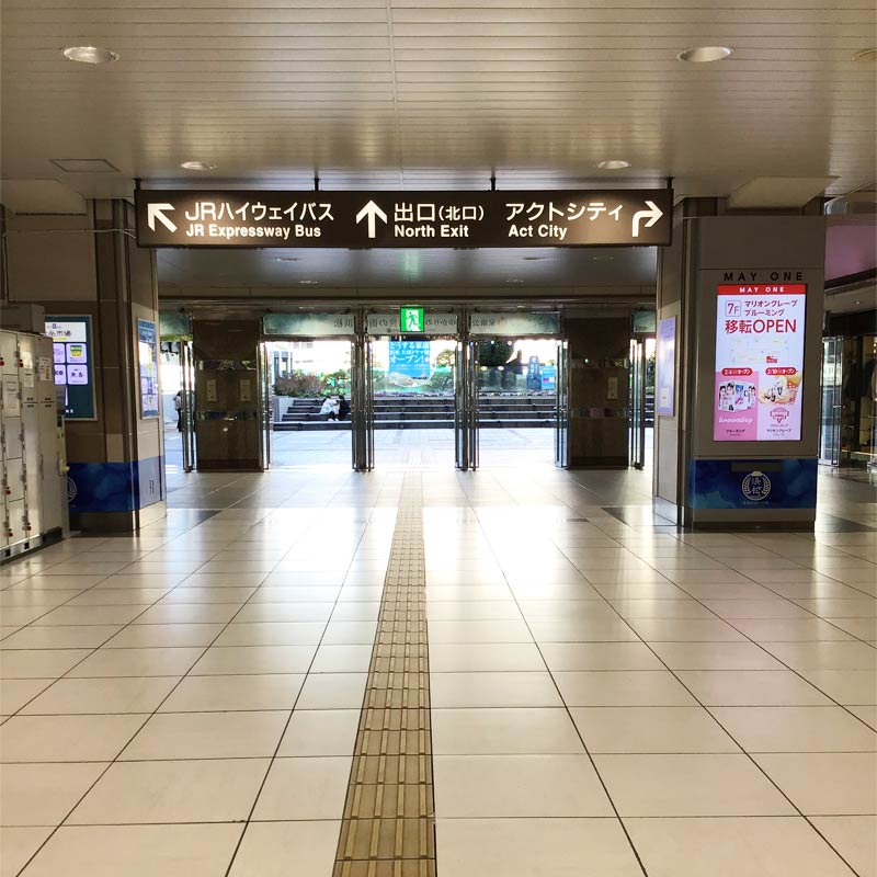 浜松駅「北口」出口へ向かいます。