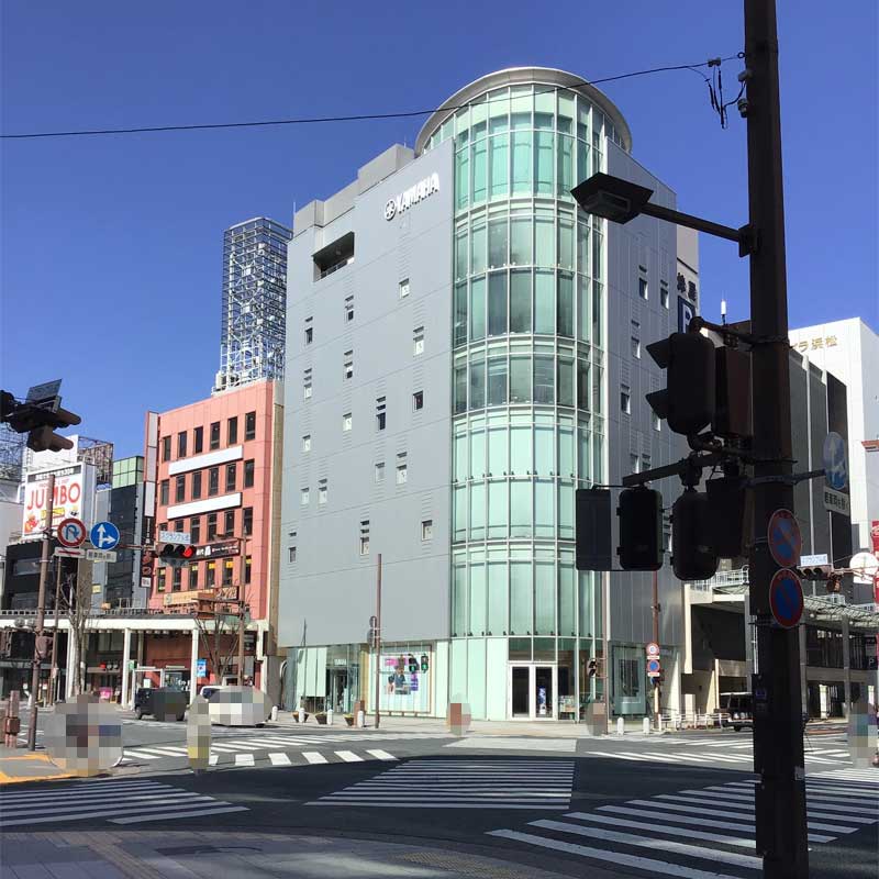 左へ曲がった先に四差路交差点が見え、正面角にヤマハミュージック 浜松店があります。