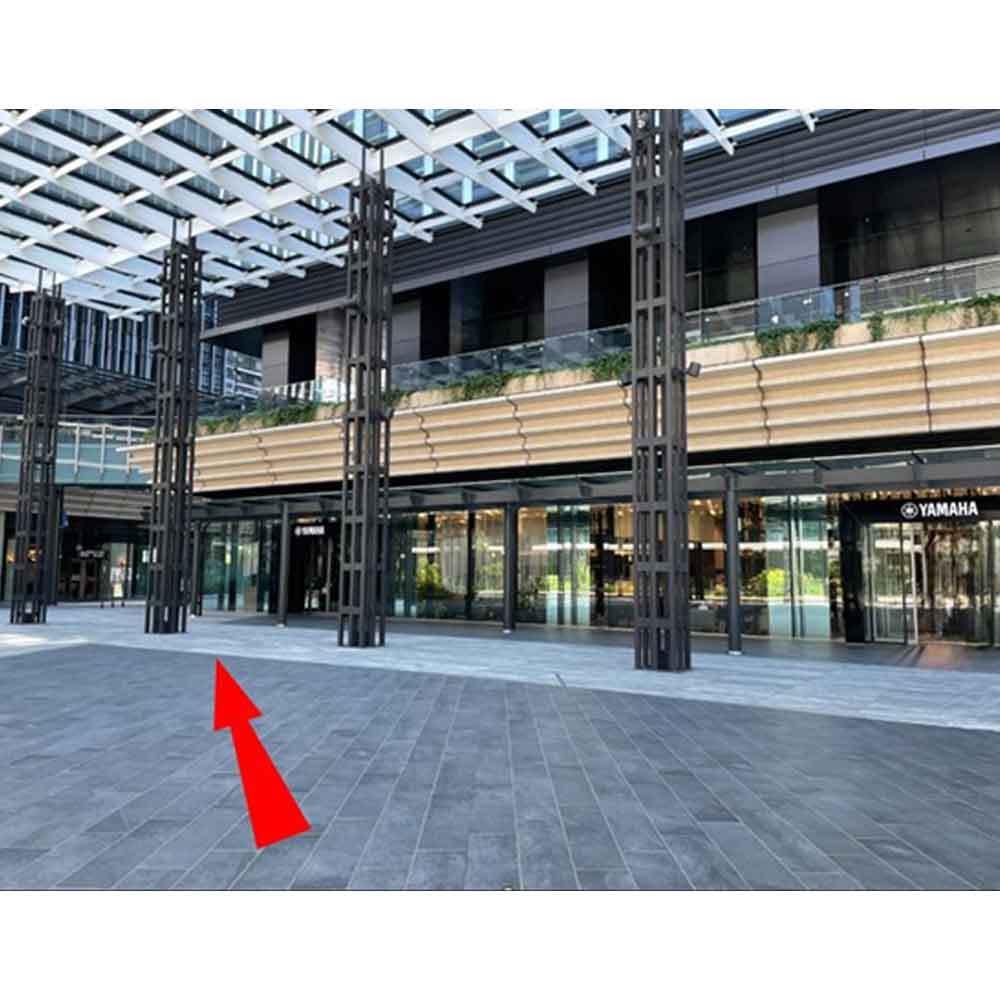 2F 正面入口を通り過ぎ、建物の角に向かってください。