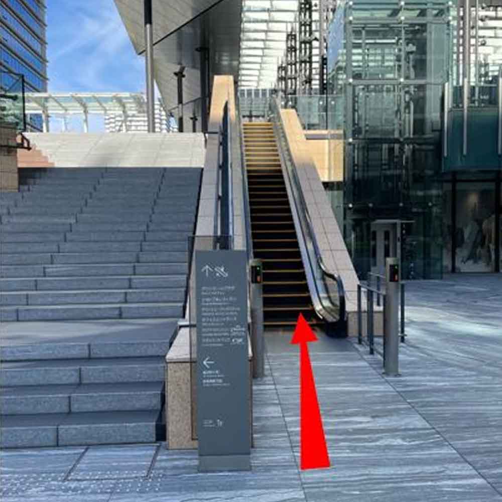 左手のエスカレーターを上がってください。