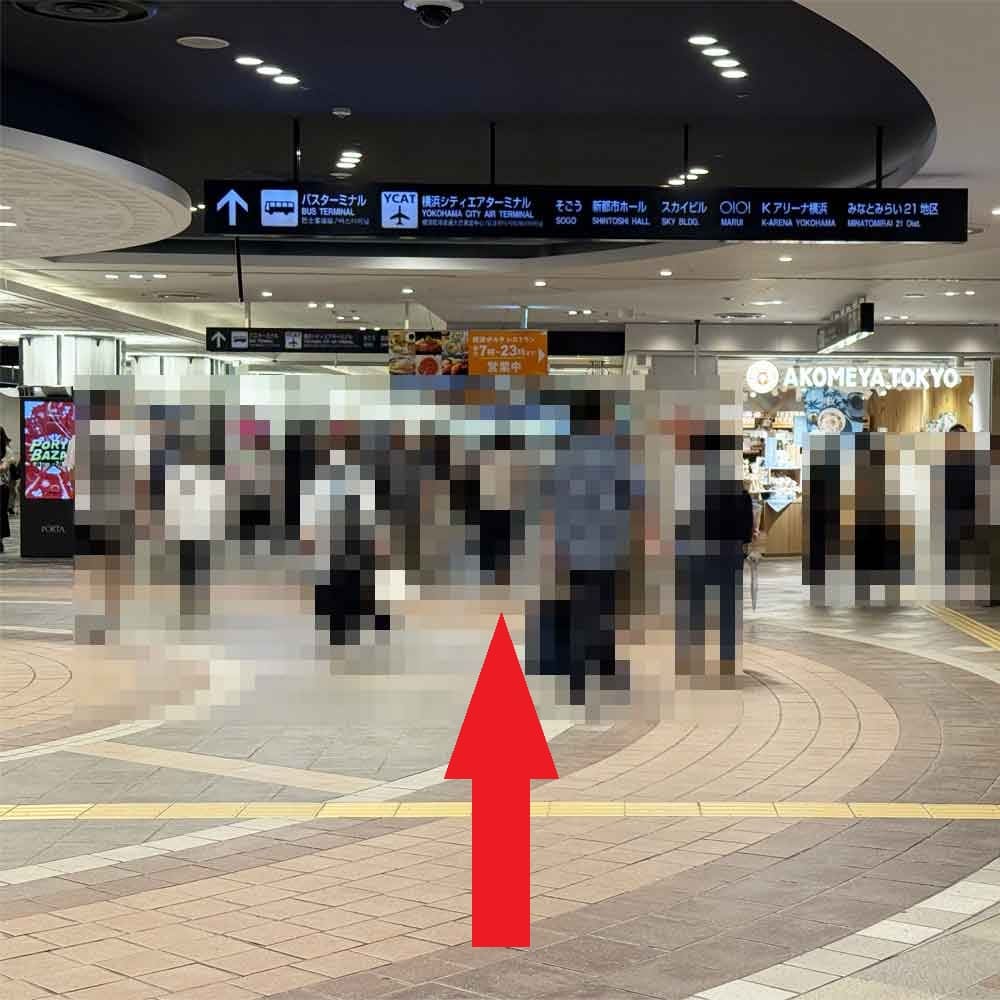 エスカレーターを降りたら、地下街を直進してください。
