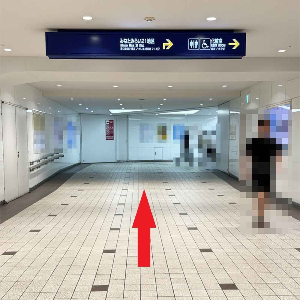 突き当りを右に曲がってください。