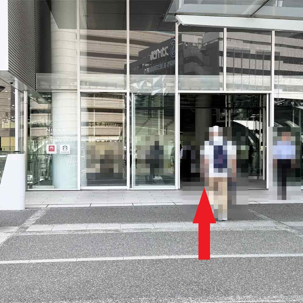 「日産グローバル本社ギャラリー」内を通り抜けてください。