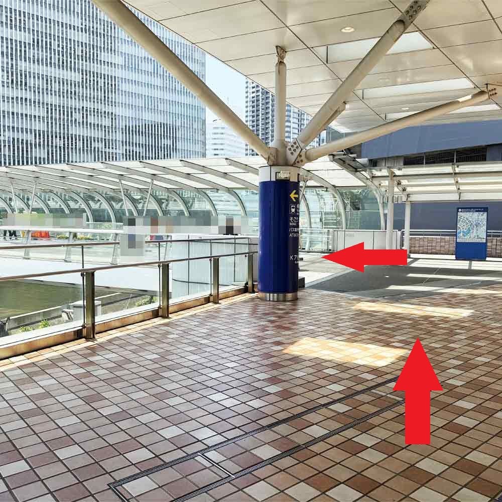 エスカレーターを降りると左手に「はまみらいウォーク」がございますので、この橋を渡ってください。