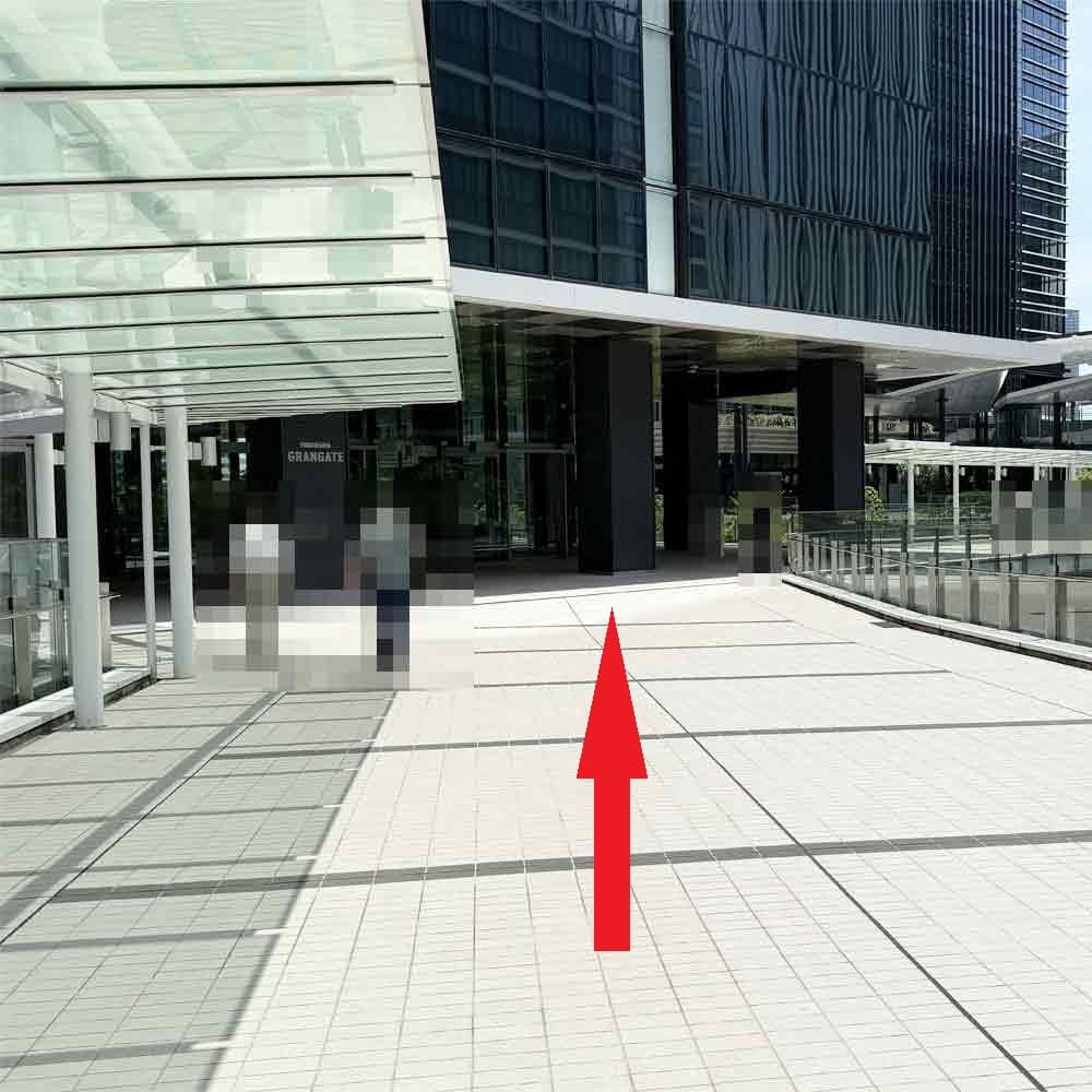 エスカレーターを降りたらそのまま直進してください。
