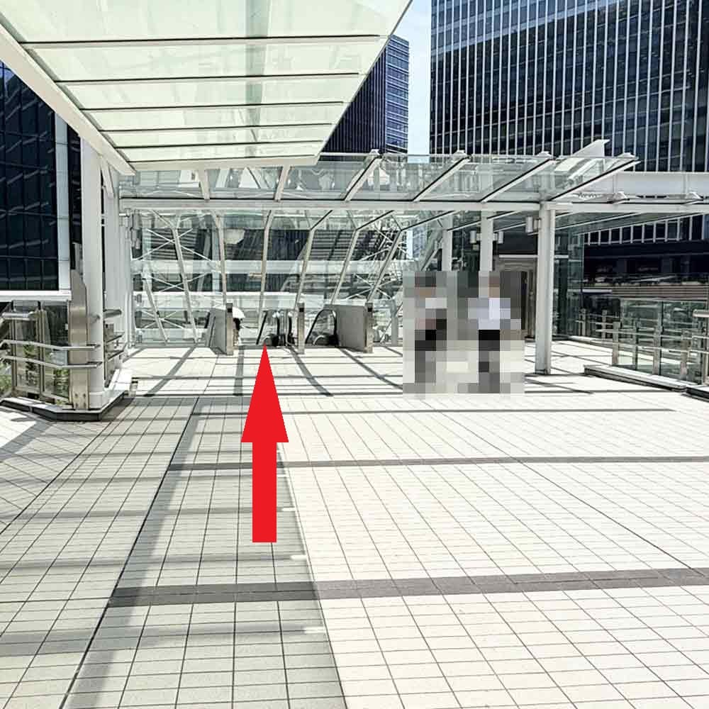 正面にあるエスカレーターで下りてください。