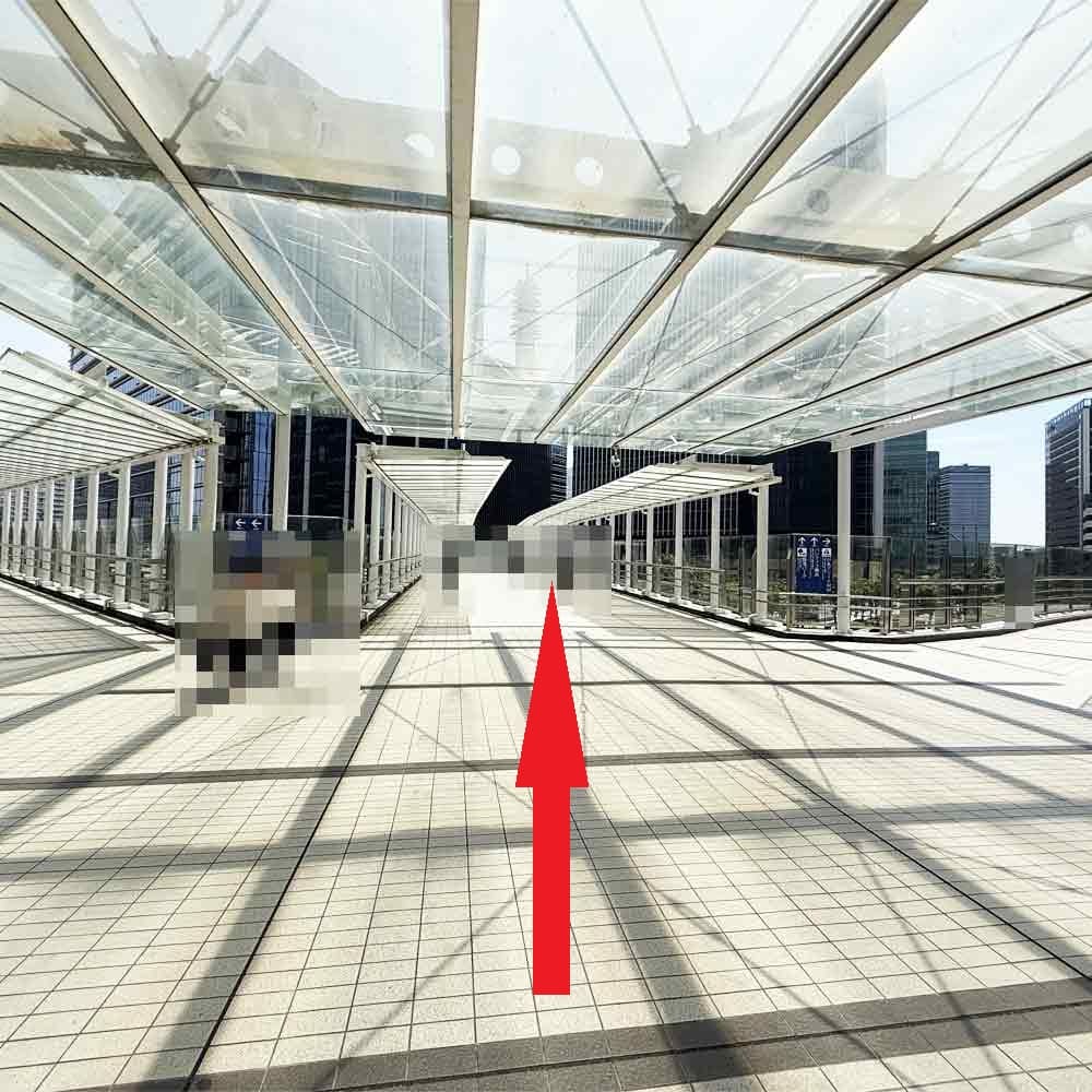 通路が3つに分かれていますので、正面の通路をお進みください。
