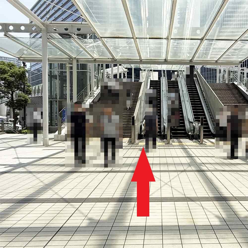 「日産グローバル本社ギャラリー」を抜けて、正面にあるエスカレーターを上がってください。