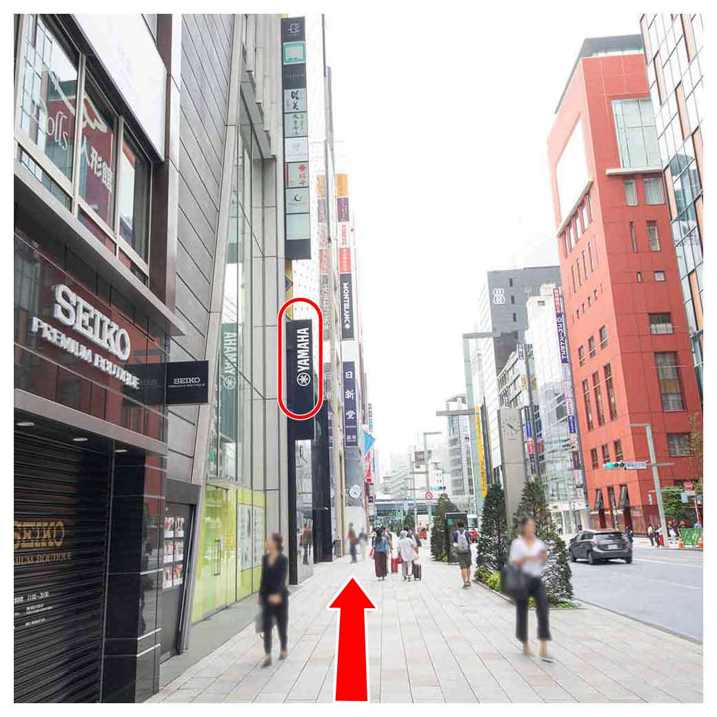 左手に「Yamaha」のビル壁面看板が見えてきます。