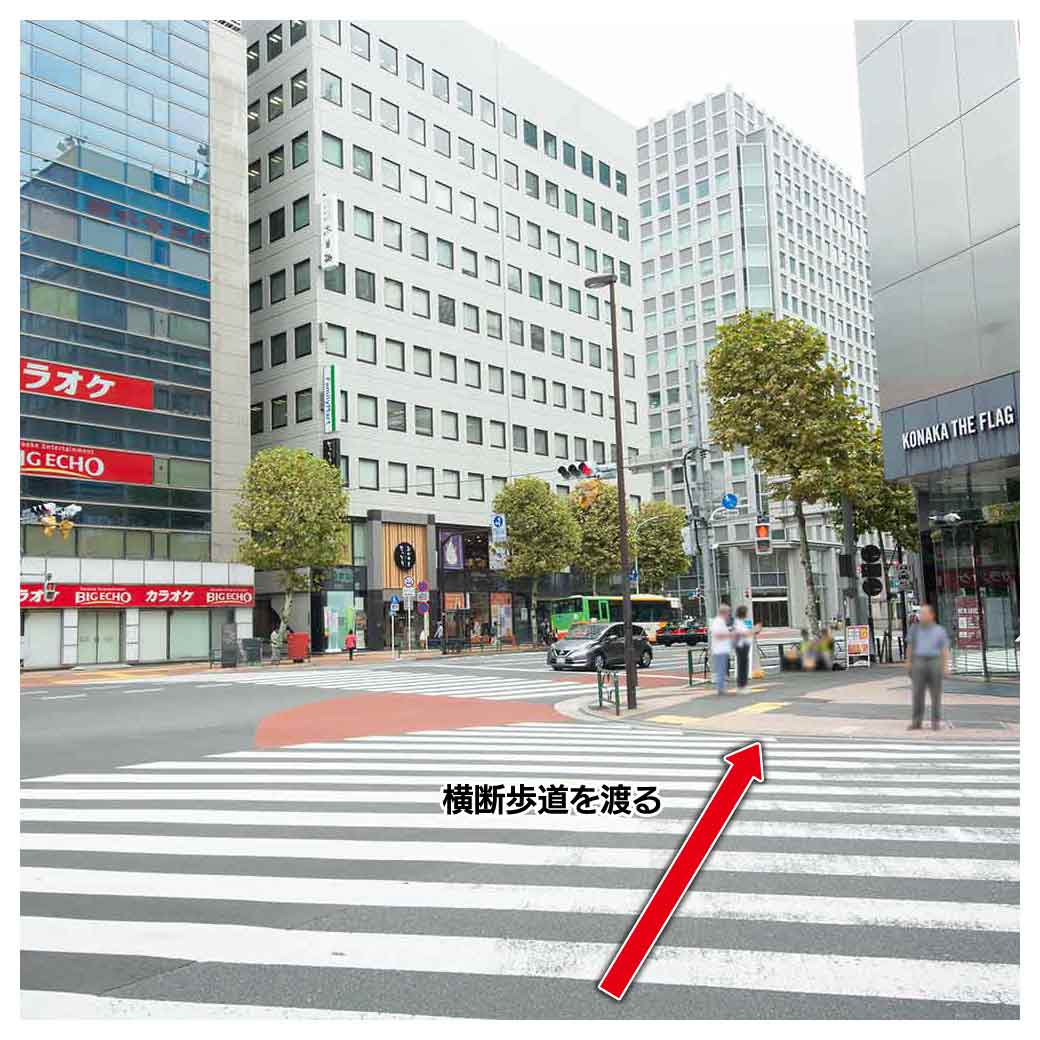 横断歩道を渡りそのまま直進します。 横断歩道を渡りそのまま直進します。