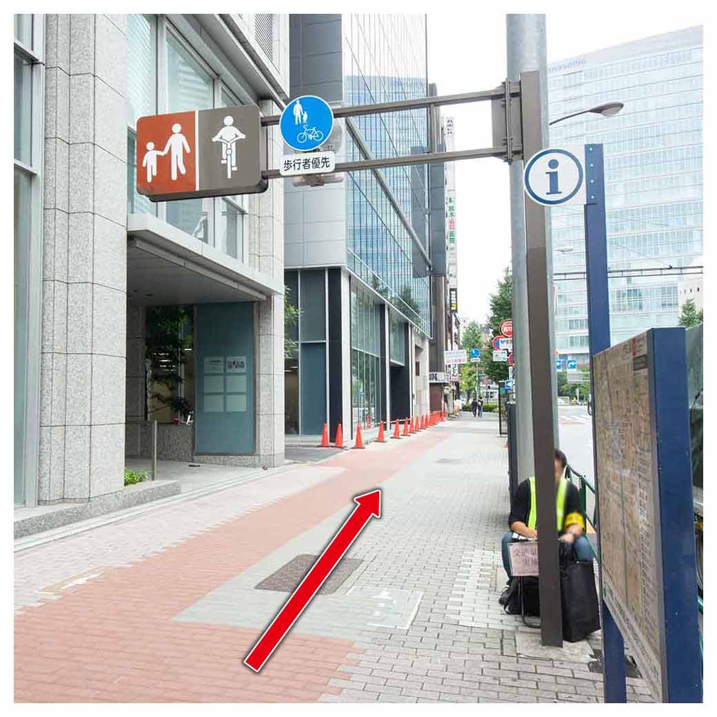 1出口をあがったらそのまま直進します。 1出口をあがったらそのまま直進します。