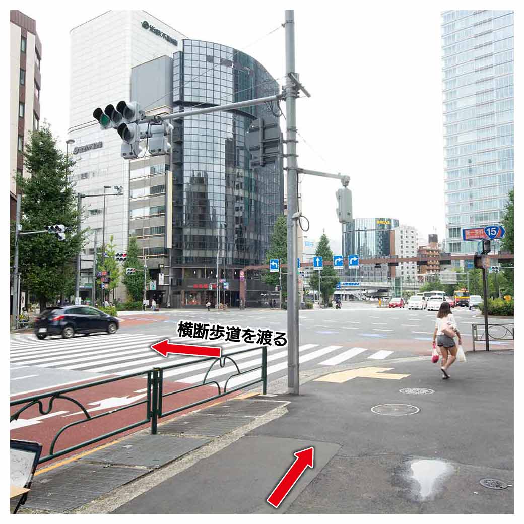 国道15号に差し掛かったら左折、横断歩道を渡り直進します。 国道15号に差し掛かったら左折、横断歩道を渡り直進します。