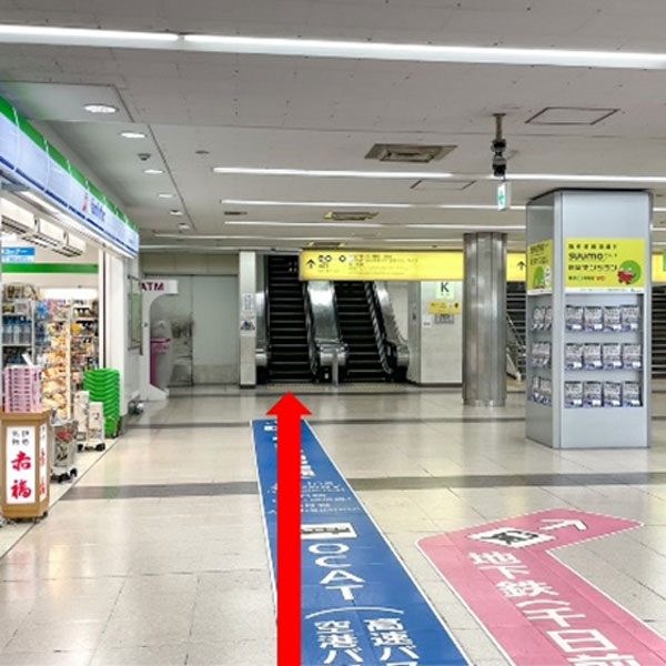 西改札口より出て、正面エスカレーターをのぼります (バリアフリー:エスカレーター横のエレベーターでのぼります)