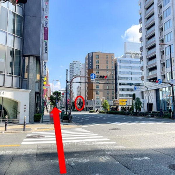 遠くにヤマハの看板がみえてきます。もう少し直進します