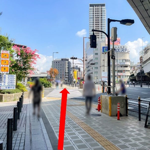 横断歩道を渡り、しばらく四つ橋筋を直進します (バリアフリー:エレベーターをおりたら、振り返り、車と同方向へ進みます)