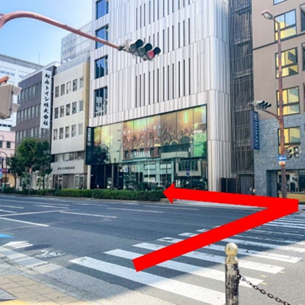 右手にヤマハの看板が見えてきます。横断歩道を渡ると到着!