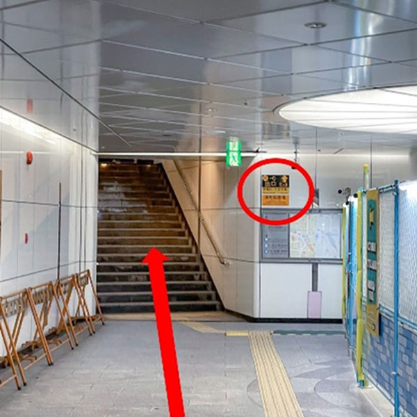 ［26-C］出口より地上へあがります  （バリアフリー：[26-B]出口奥にあるエレベーターを用いて1F地上へあがります