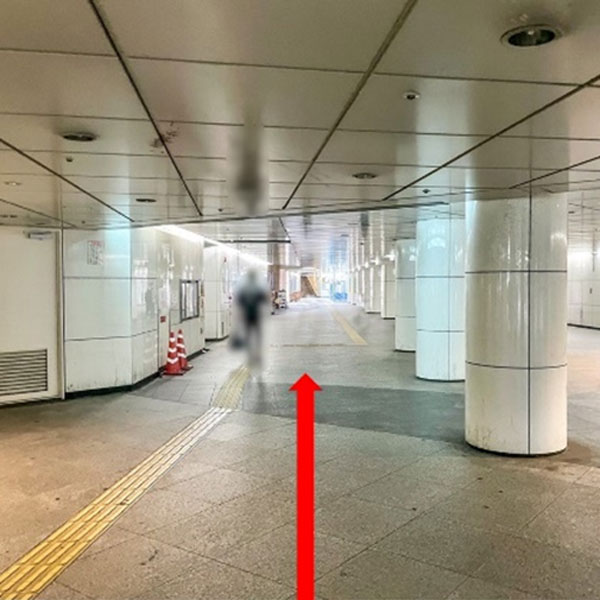 直進し、正面突き当りの[26-C]出口を目指します  （バリアフリー：直進し、左奥の[26-B]出口を目指します）