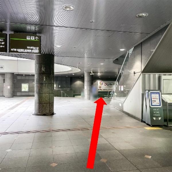 矢印方向へ進み、階段をおります