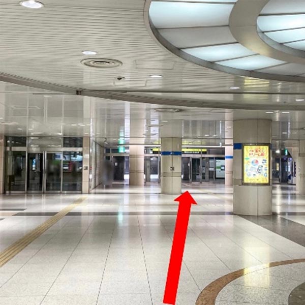 改札を出て直進し、なんばウォーク方面へ向かいます (バリアフリー:改札を出て右へ進み、スターバックスがあるマルイト難波ビル内を道なりに進み、なんばウォーク方面へ向かいます)