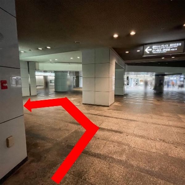 動く歩道をおりたら左へ曲がります (バリアフリー:マルイト難波ビルを出たらスロープを下り左手へ進みます)