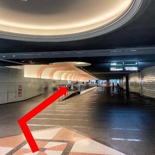 動く歩道があるのでまっすぐ進みます