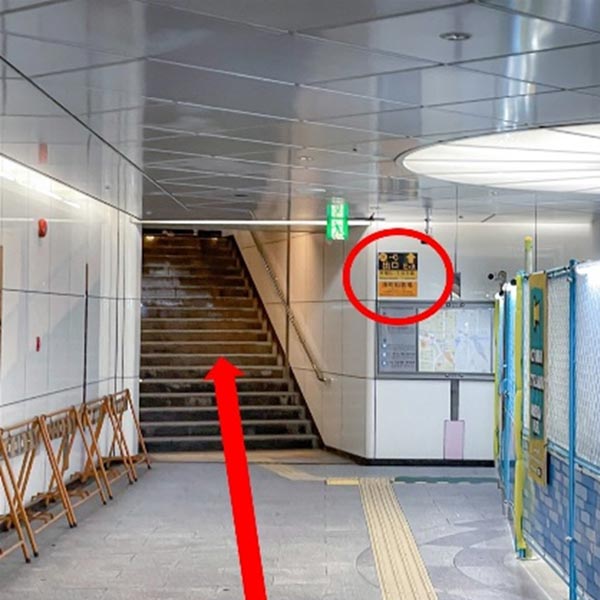 ［26-C］出口より地上へあがります  （バリアフリー：[26-B]出口奥にあるエレベーターで1F地上へあがります）